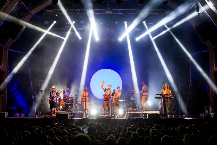 Oques Grasses group performing at Festival Ítaca Sant Joan on June 23, 2019 (by Xènia Gasull - Festival Ítaca)